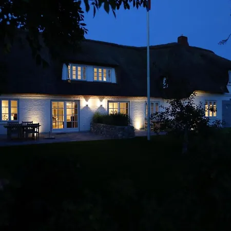 Kapitaenshaus Ost Holiday home Oldsum