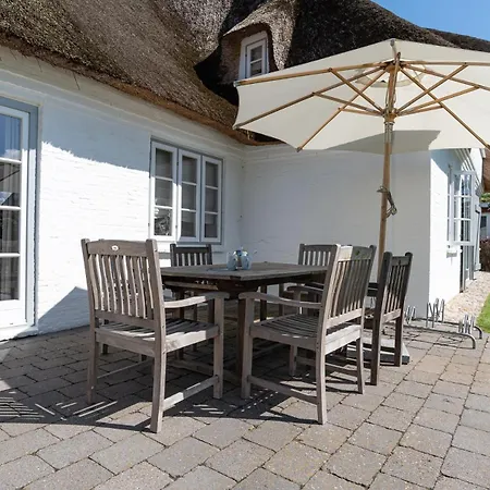 Holiday home Kapitaenshaus Ost Oldsum