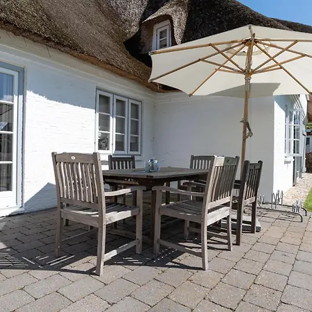 Holiday home Kapitaenshaus Ost Oldsum