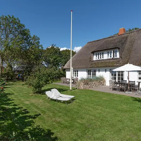 Kapitaenshaus Ost Holiday home Oldsum